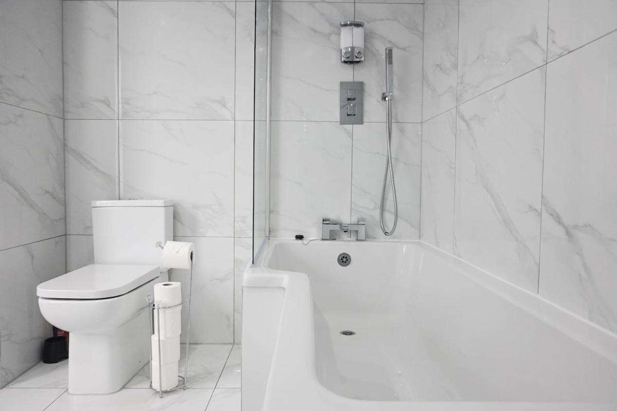 Contractors Dream, 4 Bedroom 2 Bathroom 利物浦 外观 照片