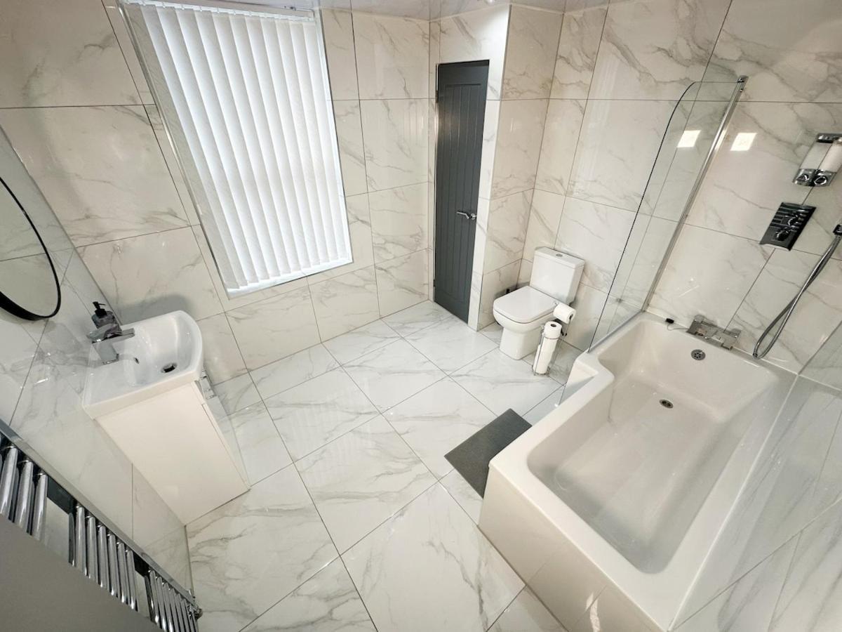 Contractors Dream, 4 Bedroom 2 Bathroom 利物浦 外观 照片