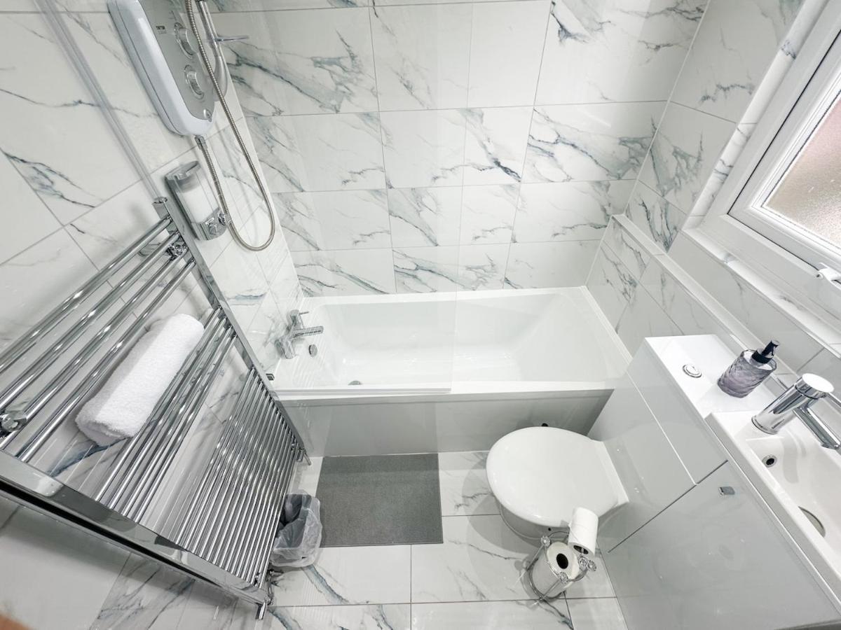 Contractors Dream, 4 Bedroom 2 Bathroom 利物浦 外观 照片