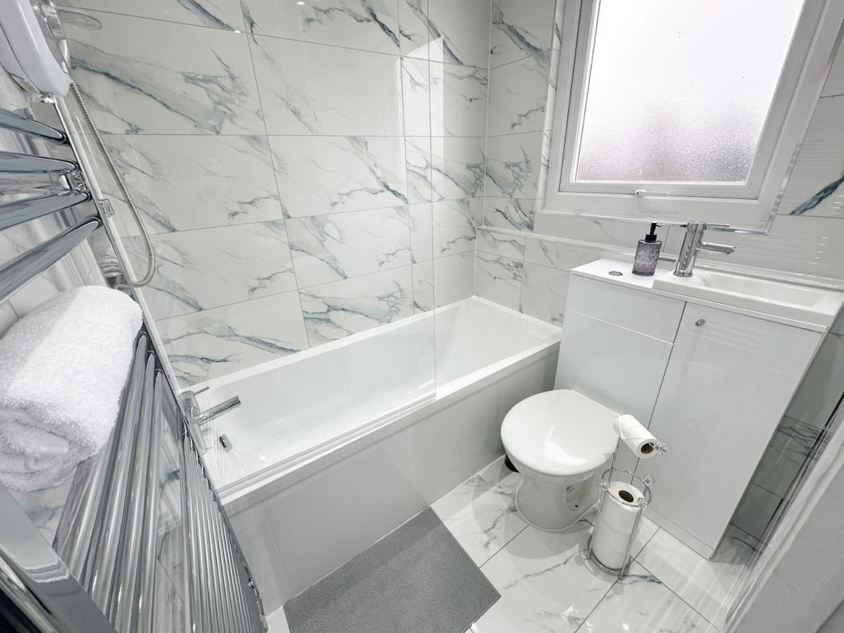 Contractors Dream, 4 Bedroom 2 Bathroom 利物浦 外观 照片