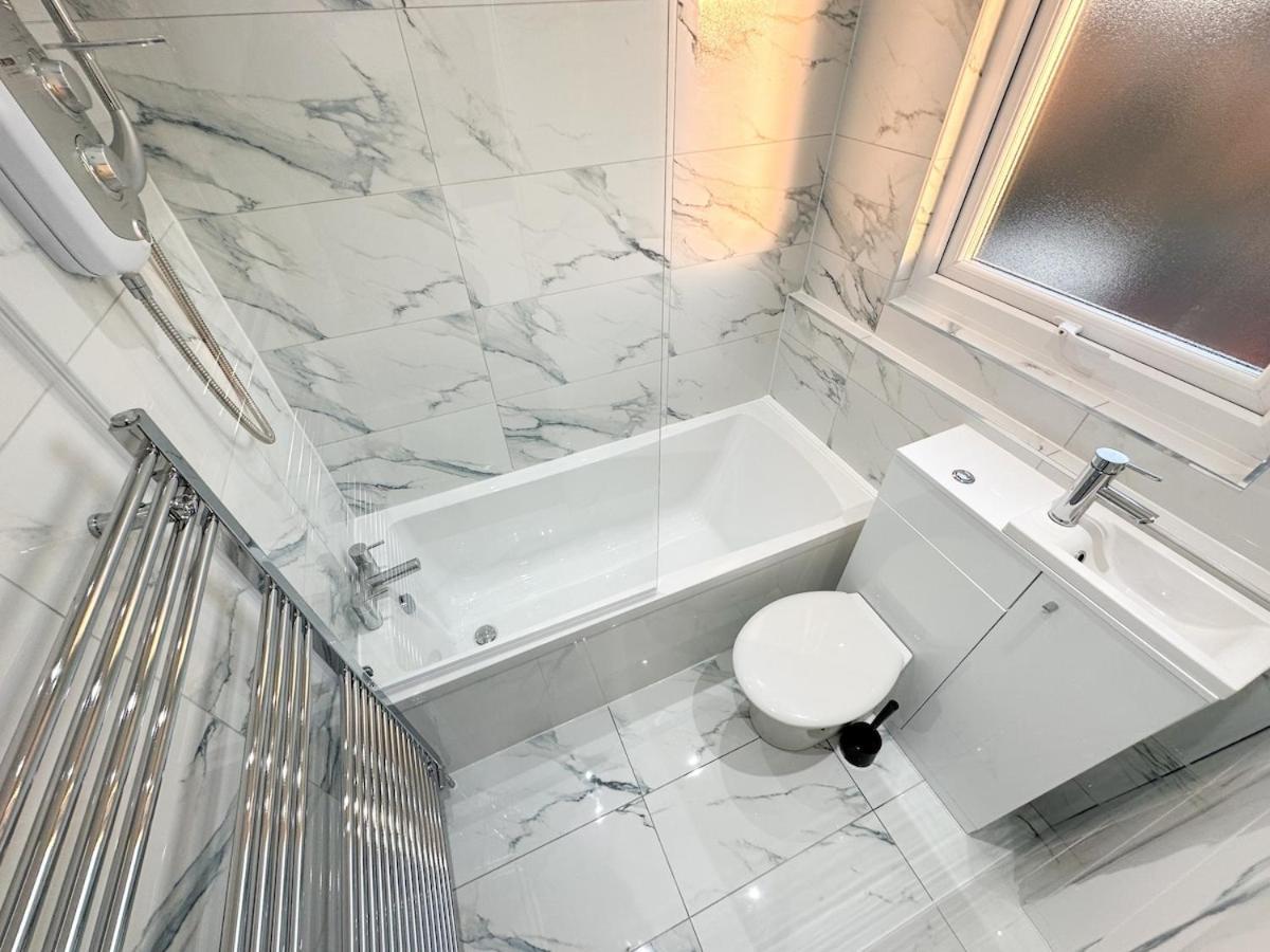 Contractors Dream, 4 Bedroom 2 Bathroom 利物浦 外观 照片